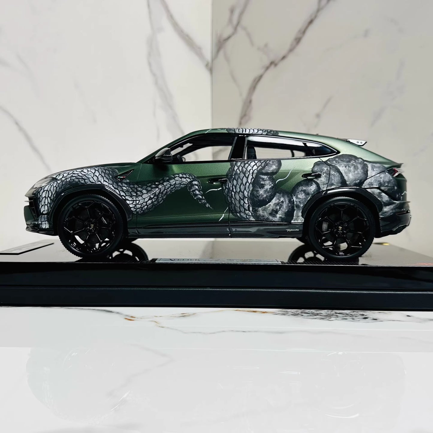 MR Collection 1/18 Lamborghini Urus One-Off Hand-Painted Dragon Resin Model 01/01