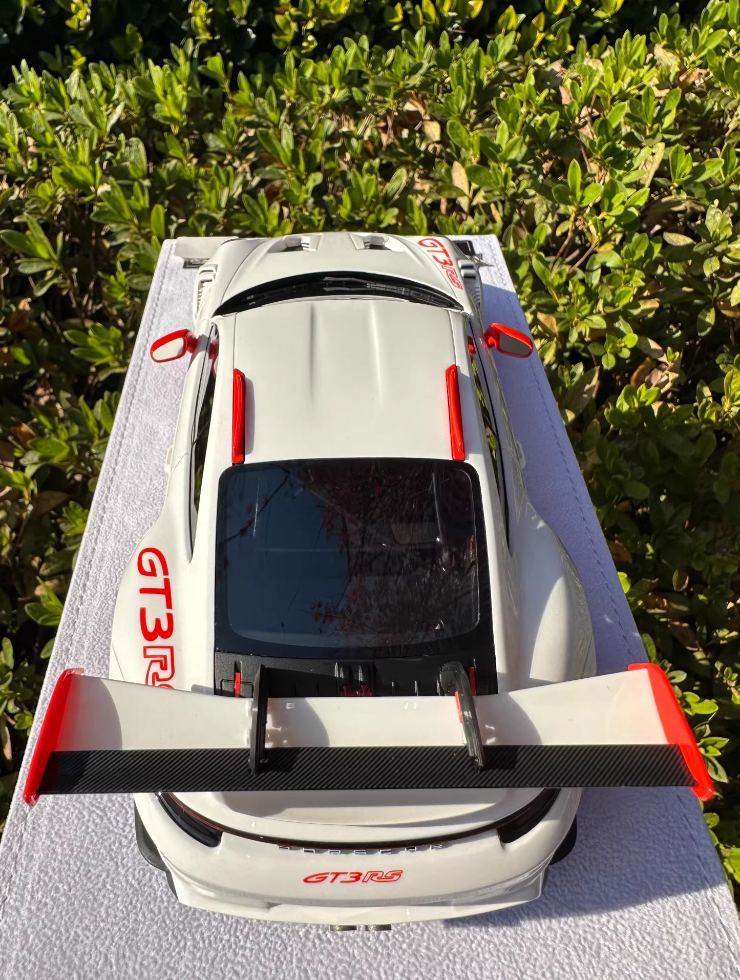 FuelMe 1/18 Porsche 911 GT3 RS (992) White / Red Resin Model