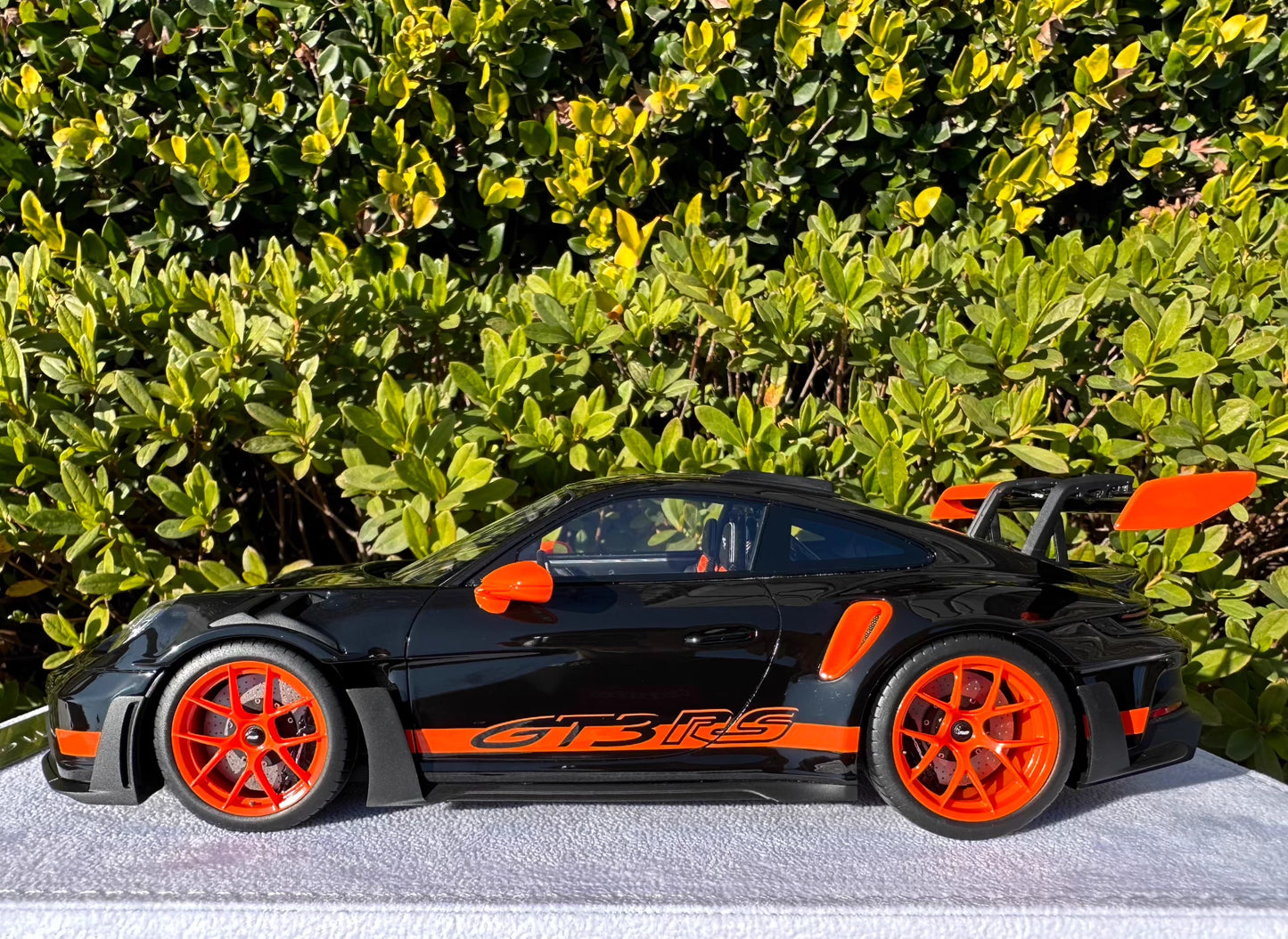 FuelMe 1/18 Porsche 911 (992) GT3 RS Weissach Black / Orange Resin Model