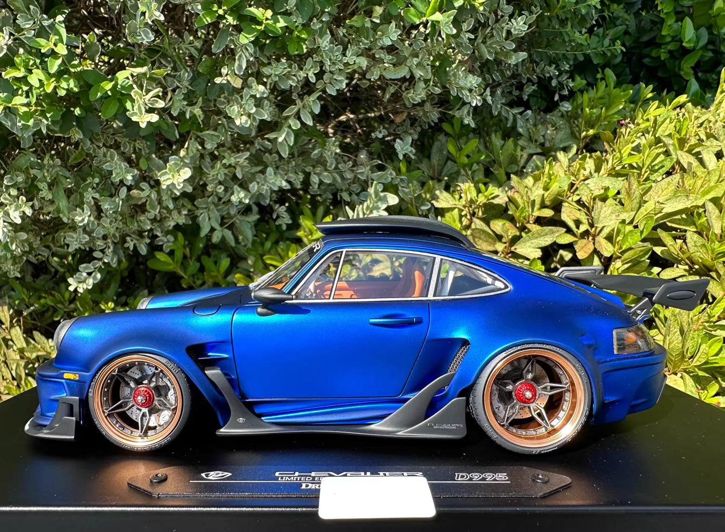 DreamWalkers 1/18 Porsche 911 “Chevalier D995” Blue Resin Model (Orange Interior)