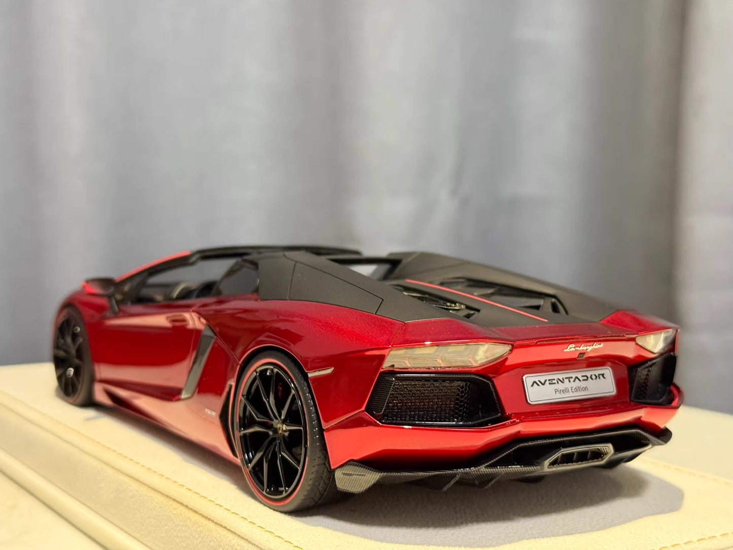 MR Collection Models 1/18 Lamborghini Aventador LP700-4 Roadster · Metallic Red