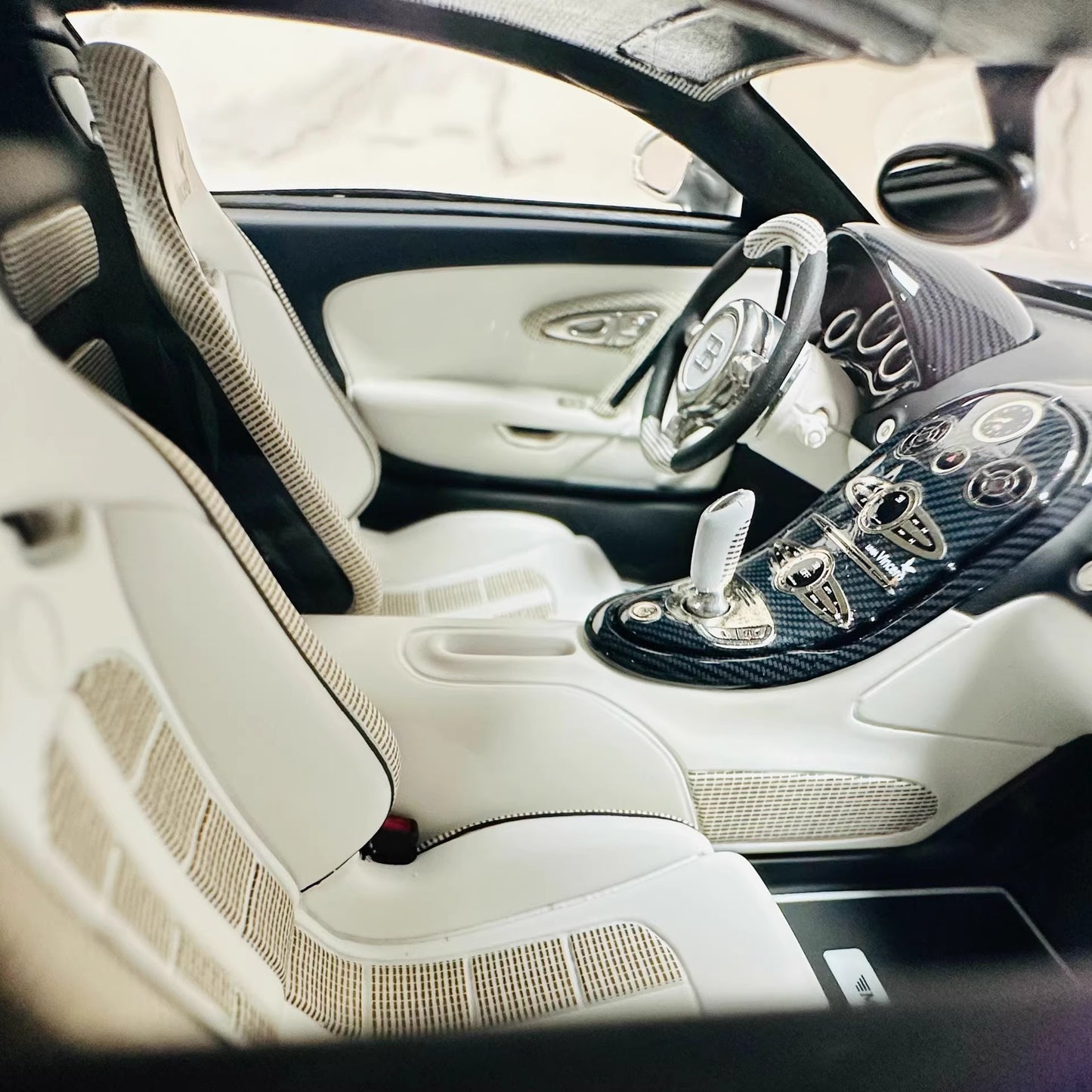 Davis & Giovanni 1/18 Bugatti Veyron Vincero Mansory Black/Carbon Silver Resin