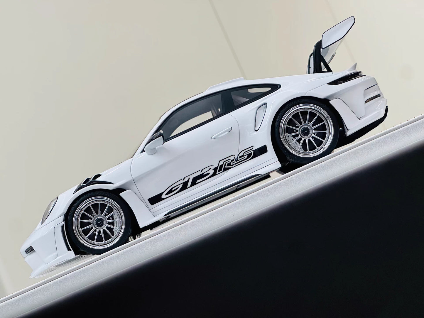 Davis & Giovanni 1/18 Porsche 911 GT3 RS 992.1 Polar White Weissach Silver Wheels Limited 10 pcs