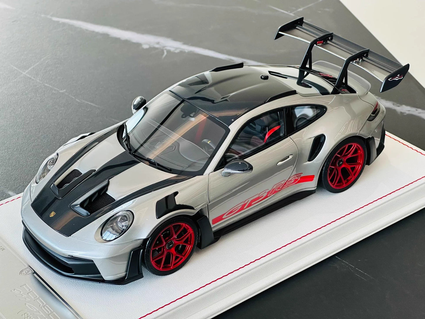 Davis & Giovanni 1/18 Porsche 911 GT3 RS 992.1 GT Silver Red Wheels Weissach
