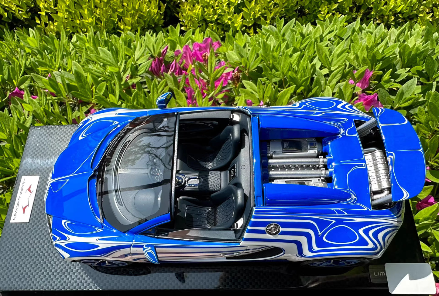 HH 1/18 Bugatti Veyron Ceramic Dragon Livery Blue/White Resin Model