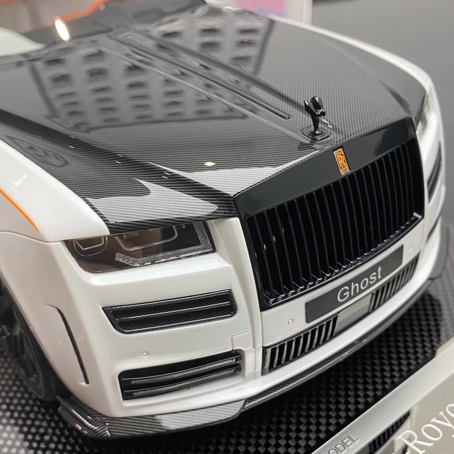 VMB 1/12 Rolls-Royce Ghost White with Carbon Roof – Luxury Resin Model Car | Air Shipping from China