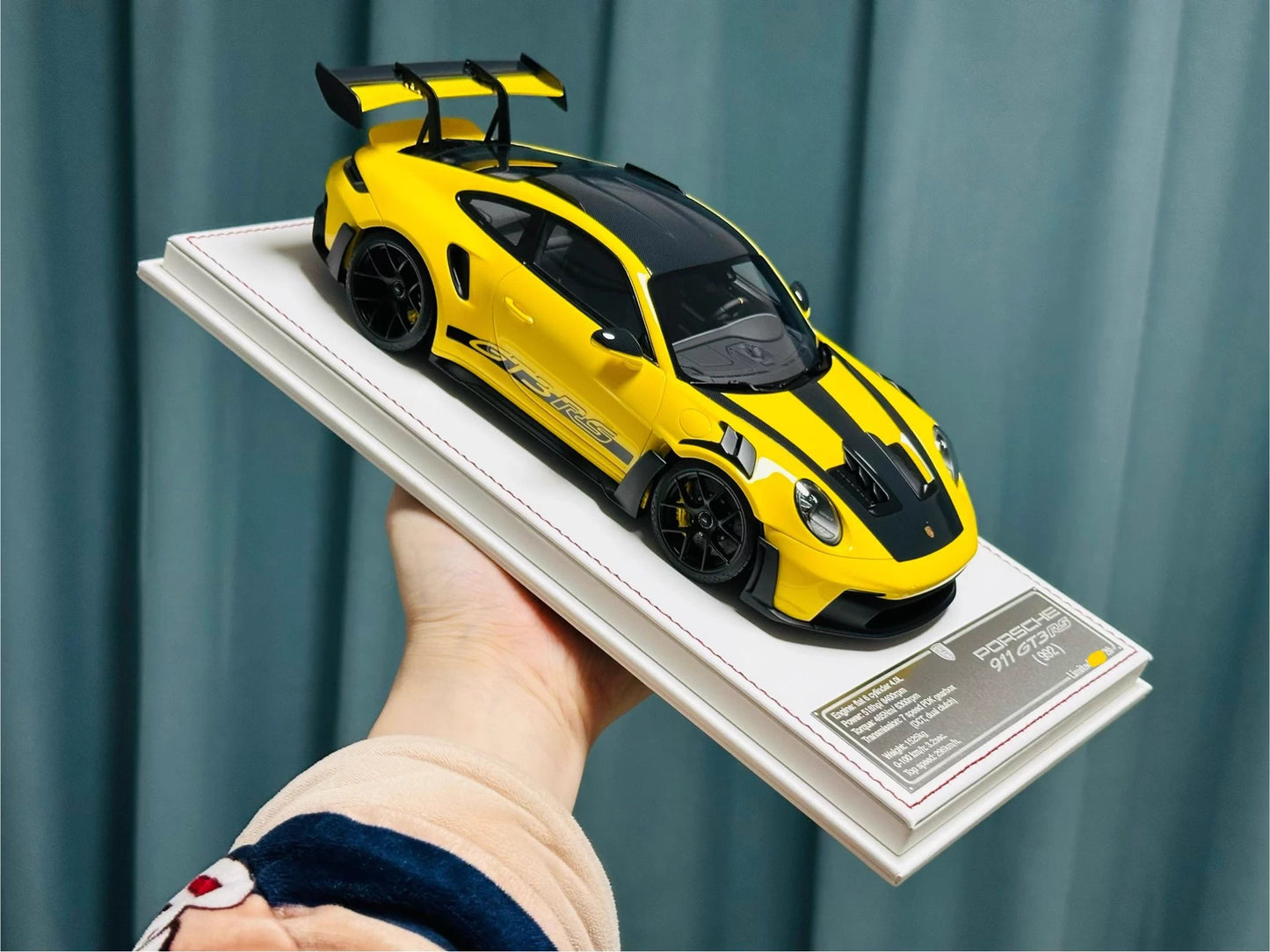 Davis & Giovanni 1/18 Porsche 911 GT3 RS 992.1 Racing Yellow Carbon