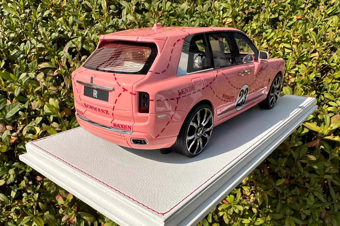 NCM 1/18 Rolls-Royce Cullinan “Pink Pig” Livery Resin Model