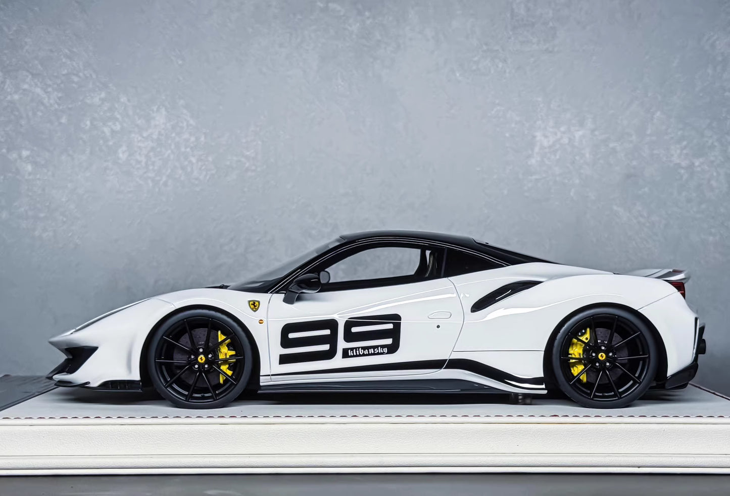 Davis & Giovanni 1/18 Ferrari 488 Pista Artist Edition No.99 White/Black Limited 30