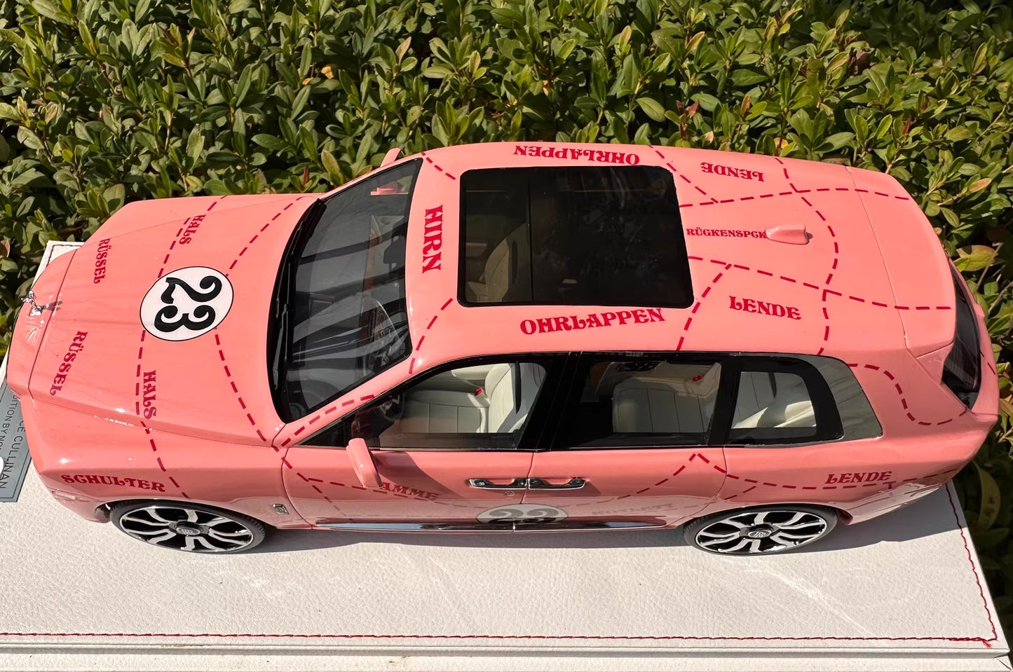 NCM 1/18 Rolls-Royce Cullinan “Pink Pig” Livery Resin Model