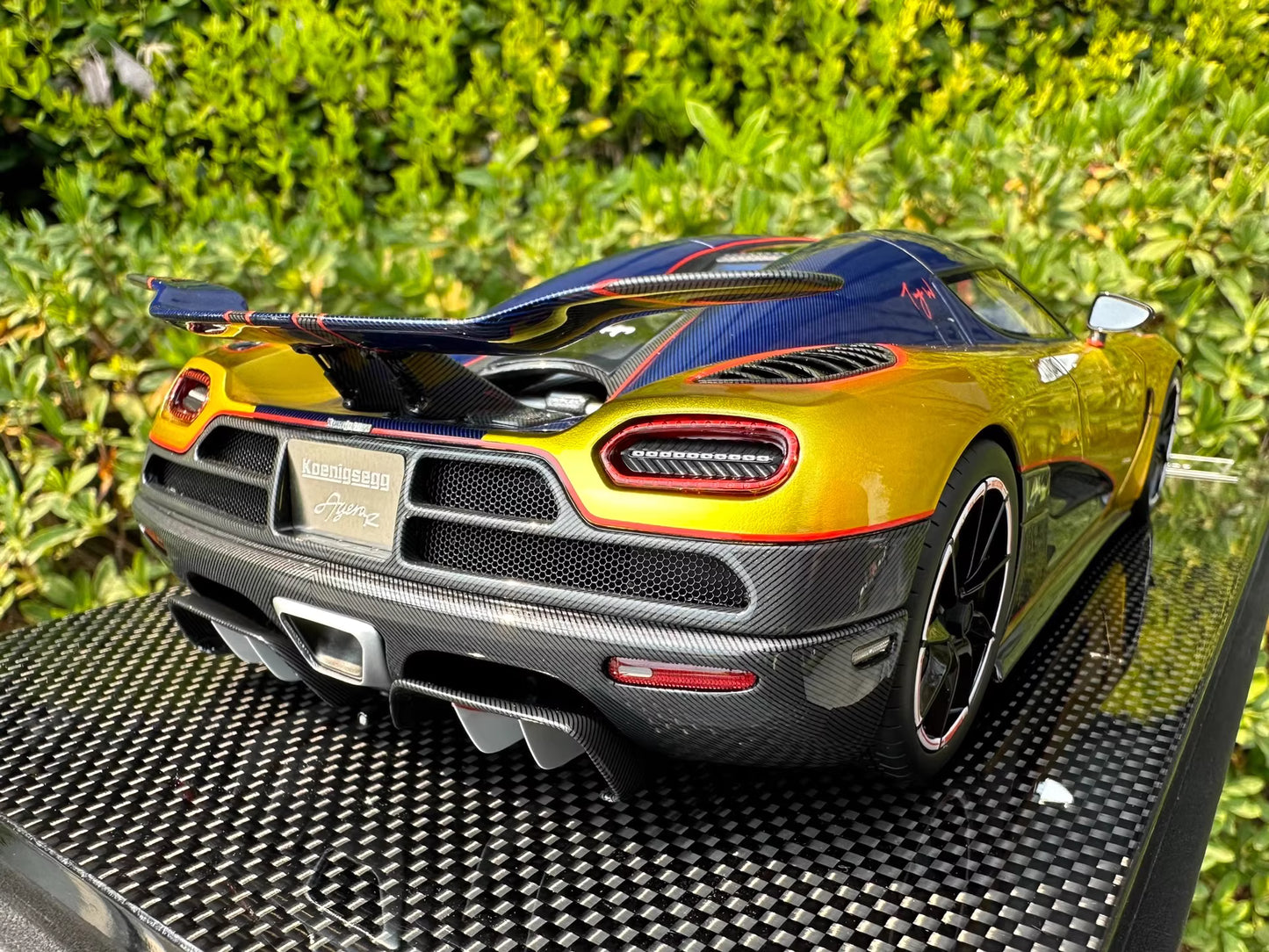 Frontiart 1/18 Koenigsegg Agera R Gold/Carbon Stripes Resin Model
