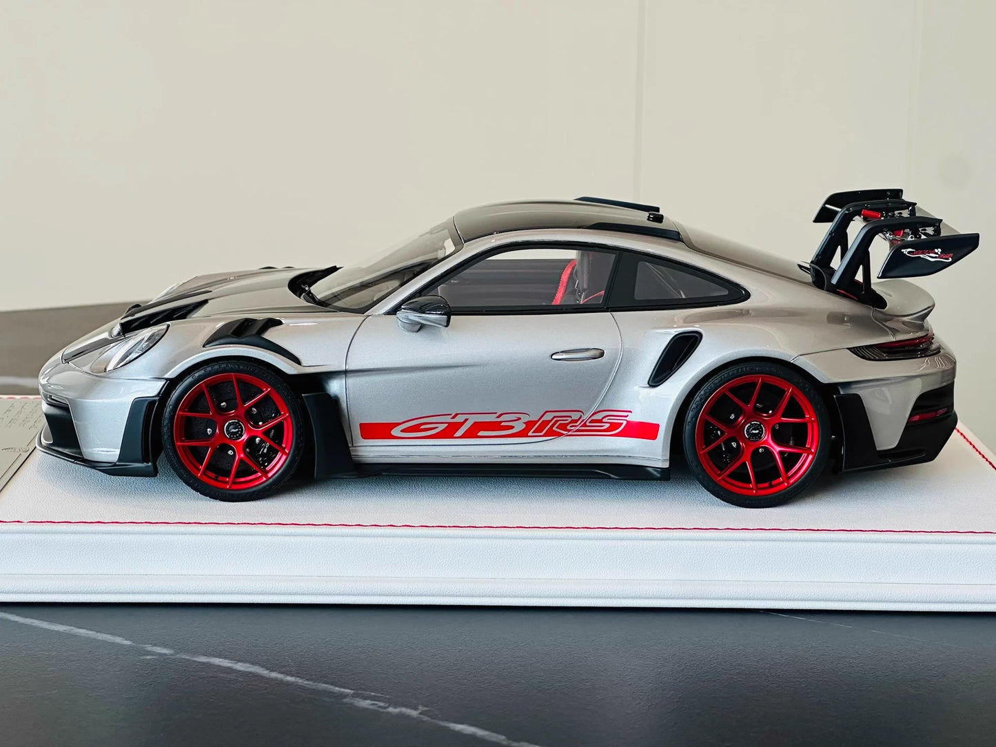 Davis & Giovanni 1/18 Porsche 911 GT3 RS 992.1 GT Silver Red Wheels Weissach