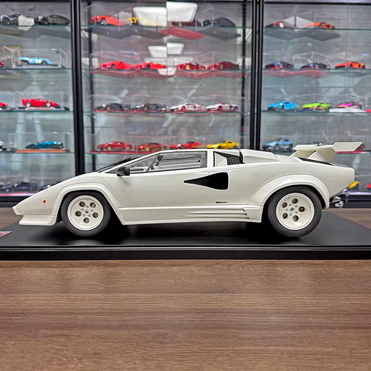 GT Spirit 1/8 Lamborghini Countach LP5000 QV Resin Model, Classic White, Limited Edition