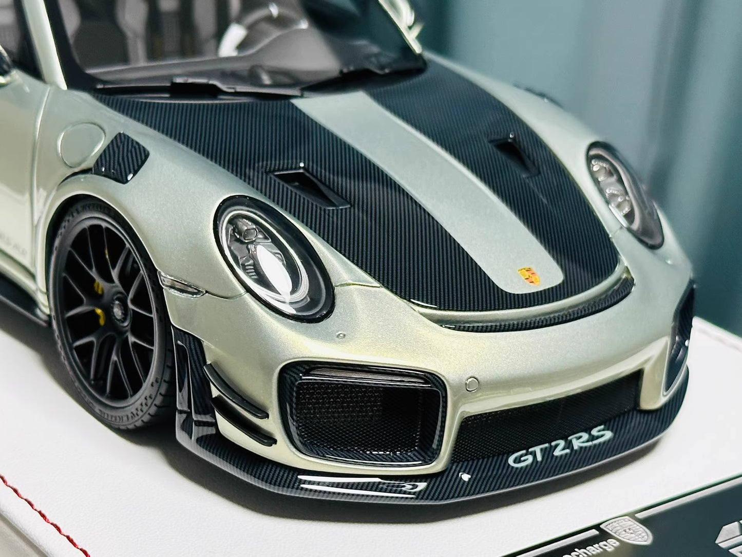 Davis & Giovanni 1/18 Porsche 911 GT2 RS MR 991 Urban Bamboo Carbon Stripe