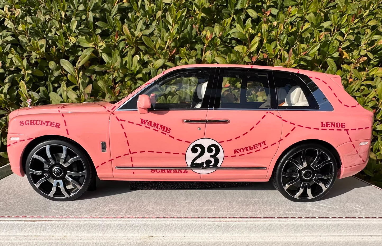 NCM 1/18 Rolls-Royce Cullinan “Pink Pig” Livery Resin Model