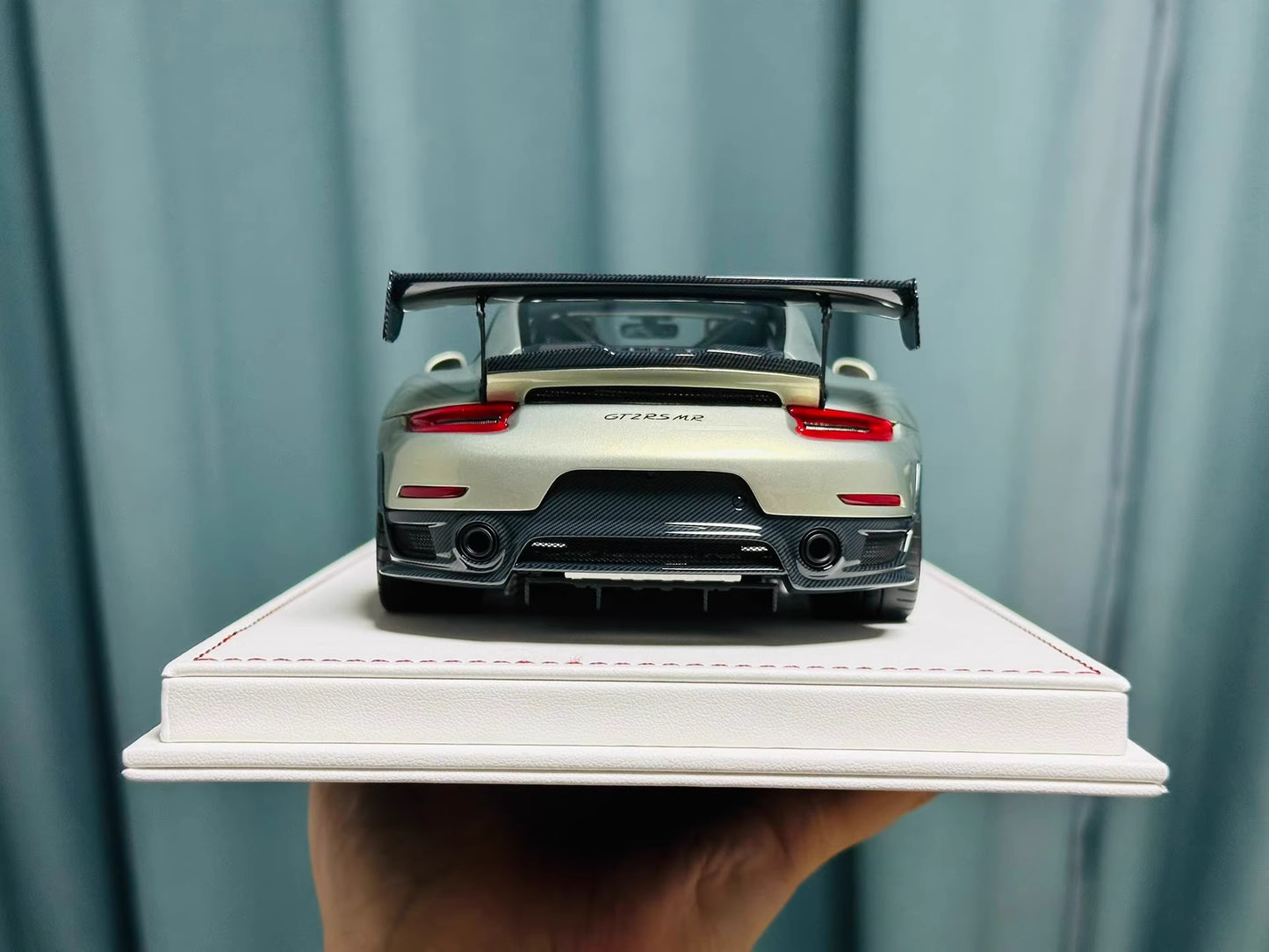 Davis & Giovanni 1/18 Porsche 911 GT2 RS MR 991 Urban Bamboo Carbon Stripe