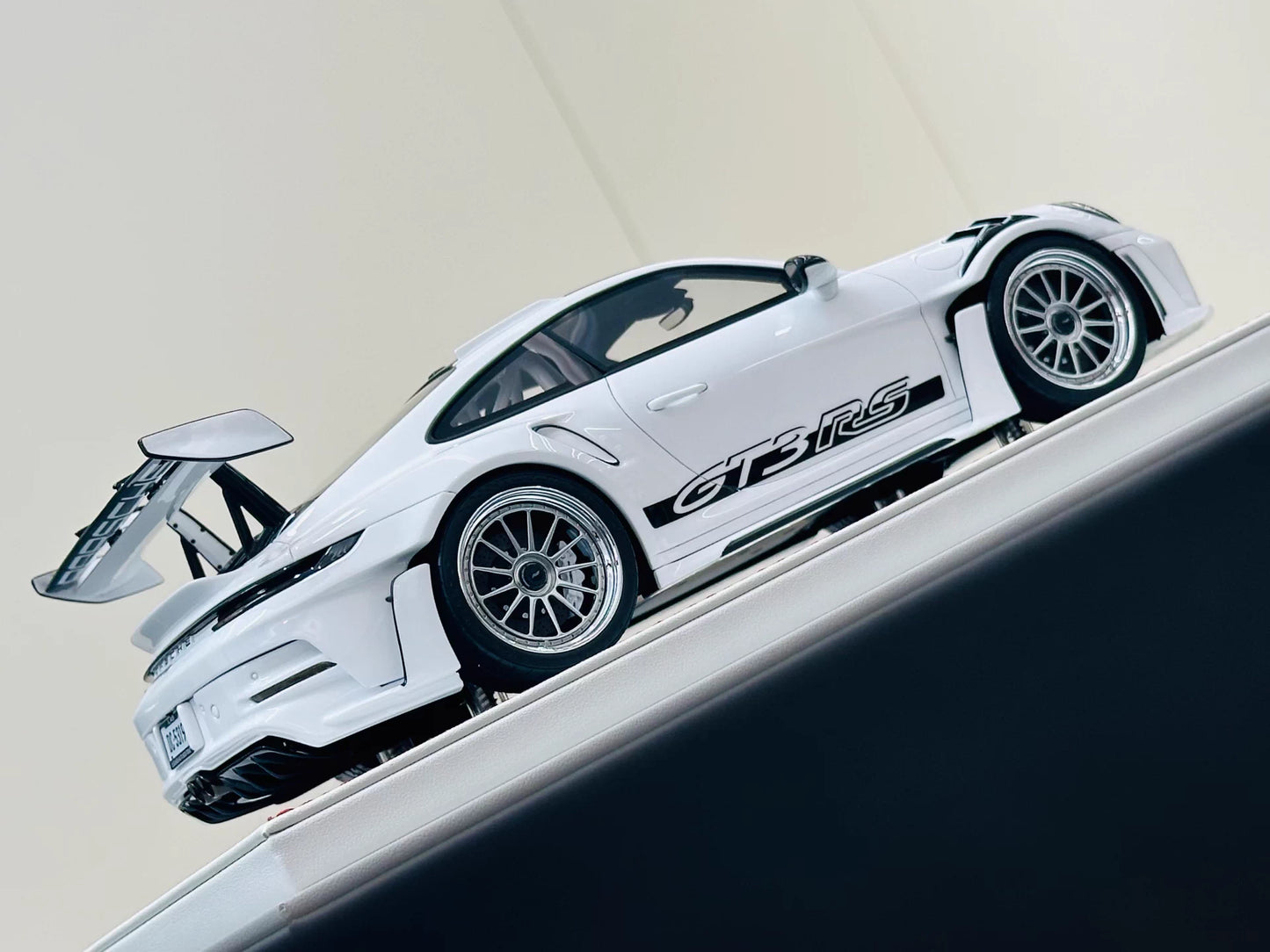 Davis & Giovanni 1/18 Porsche 911 GT3 RS 992.1 Polar White Weissach Silver Wheels Limited 10 pcs