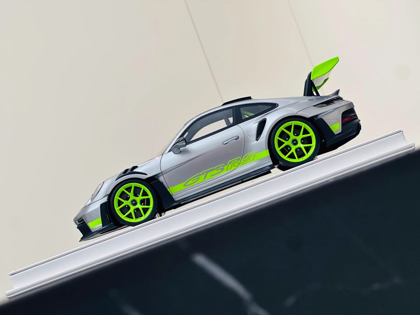 Davis & Giovanni 1/18 Porsche 911 GT3 RS 992.1 GT Silver Acid Green Wheels