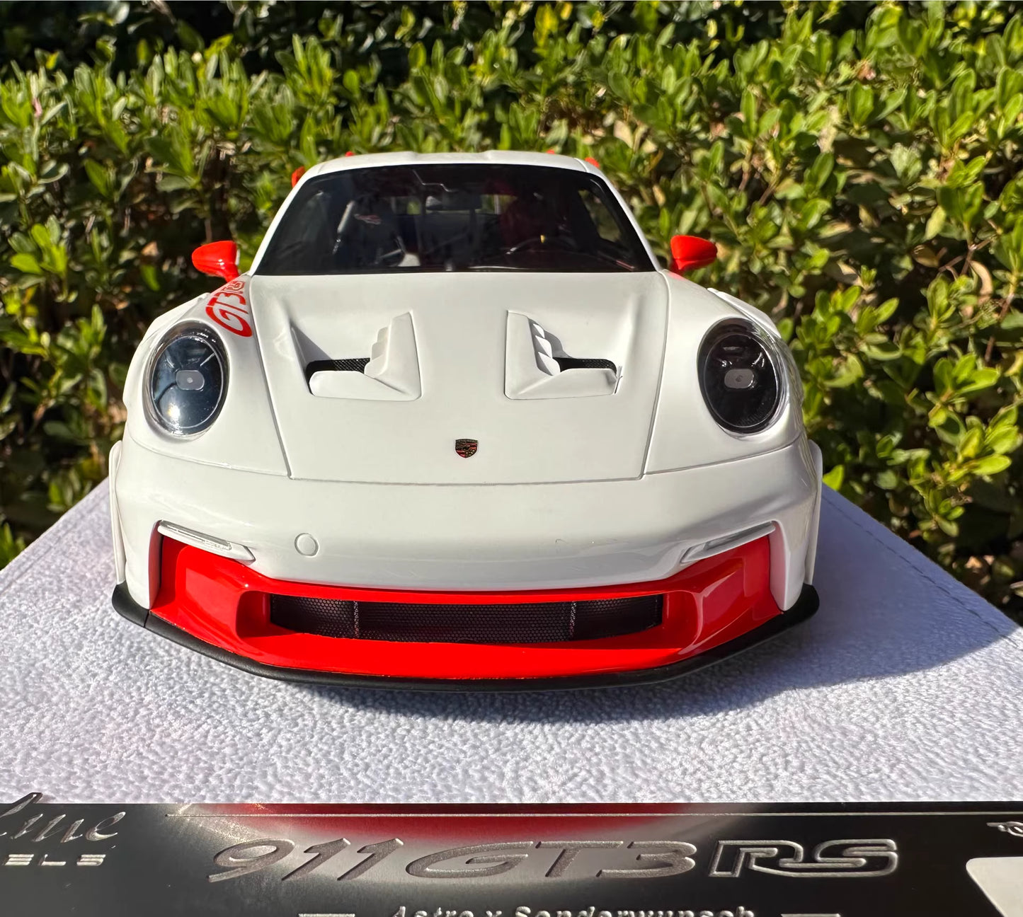 FuelMe 1/18 Porsche 911 GT3 RS (992) White / Red Resin Model