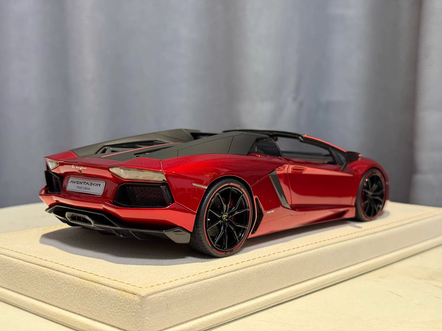 MR Collection Models 1/18 Lamborghini Aventador LP700-4 Roadster · Metallic Red