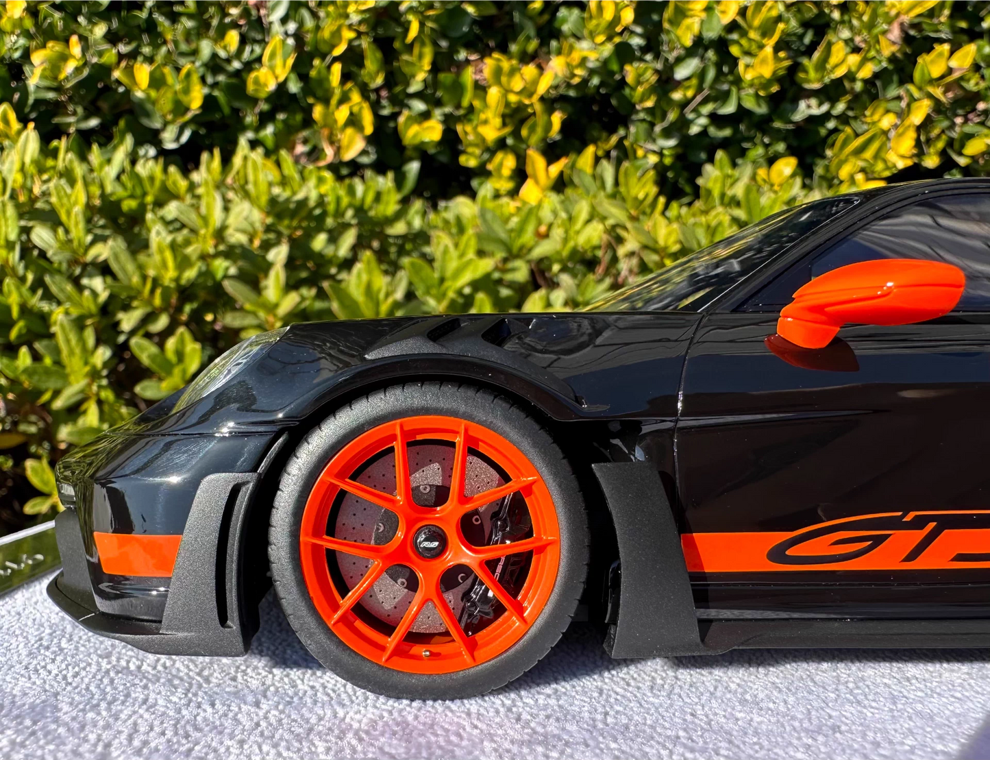 FuelMe 1/18 Porsche 911 (992) GT3 RS Weissach Black / Orange Resin Model