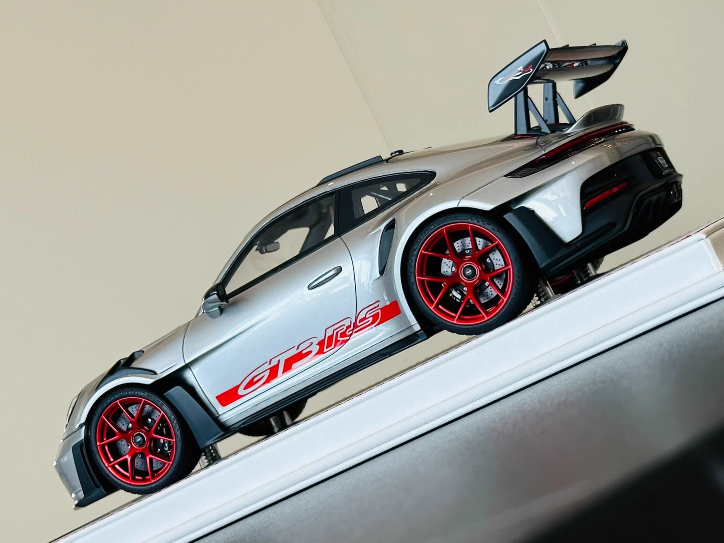 Davis & Giovanni 1/18 Porsche 911 GT3 RS 992.1 GT Silver Red Wheels Weissach