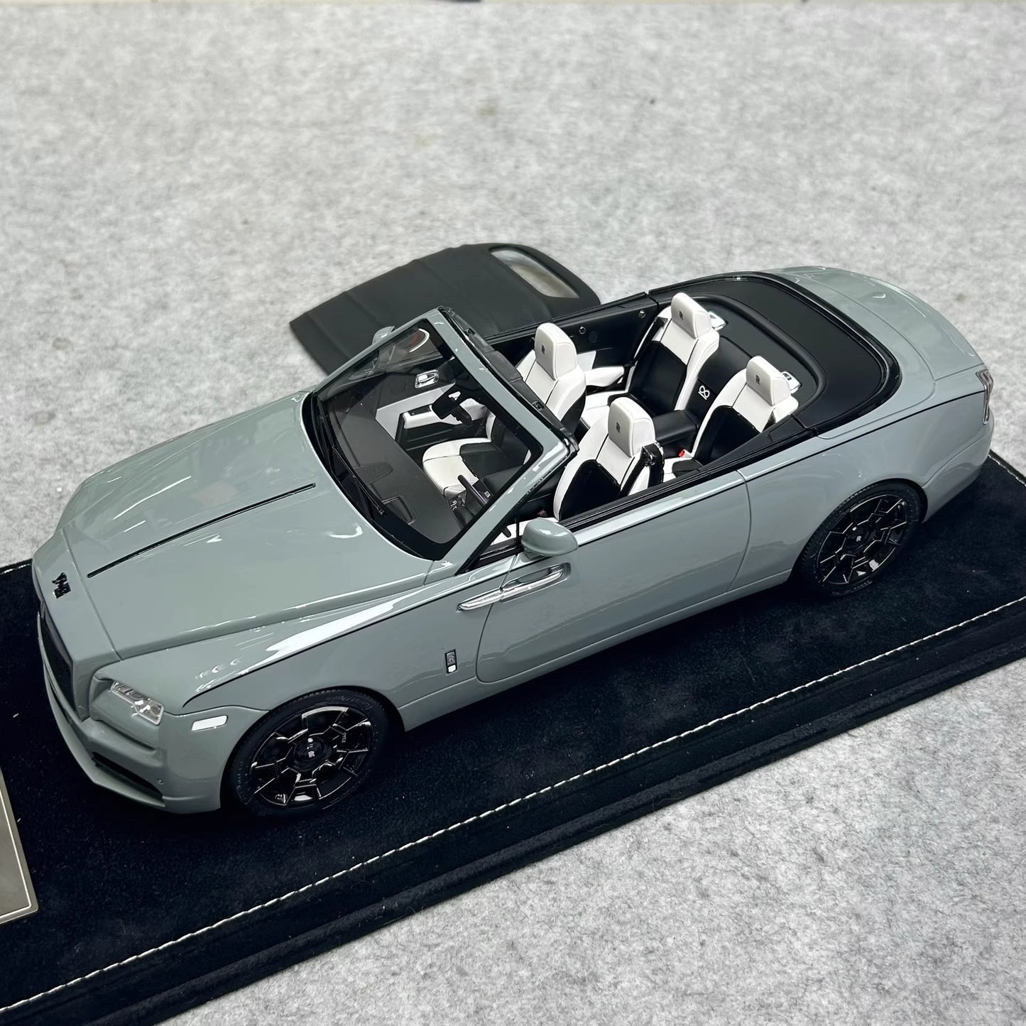 HH 1:18 Rolls-Royce Dawn Black Badge Limited Collectible Model · Silver Grey · Convertible