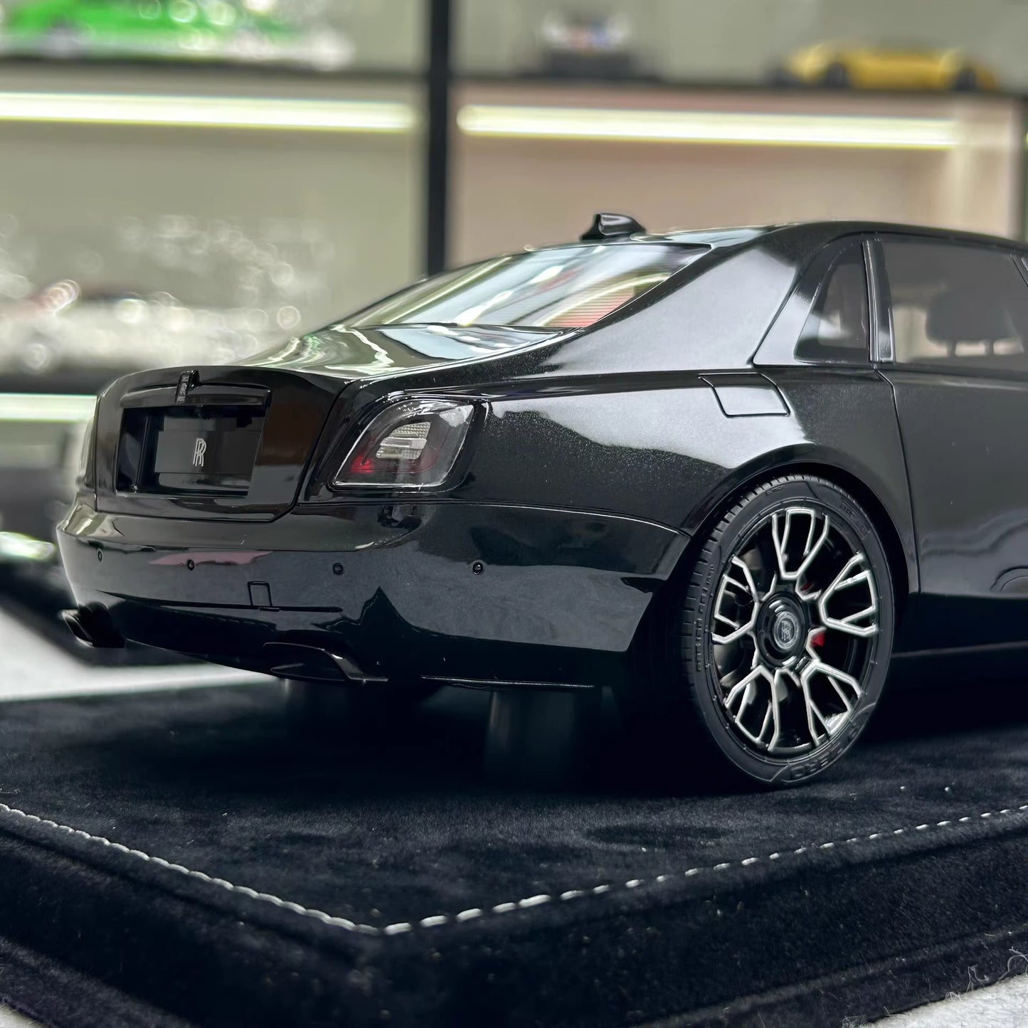 HH 1:18 Rolls-Royce Ghost Black Badge (2024) Limited Resin Model · Gloss Black