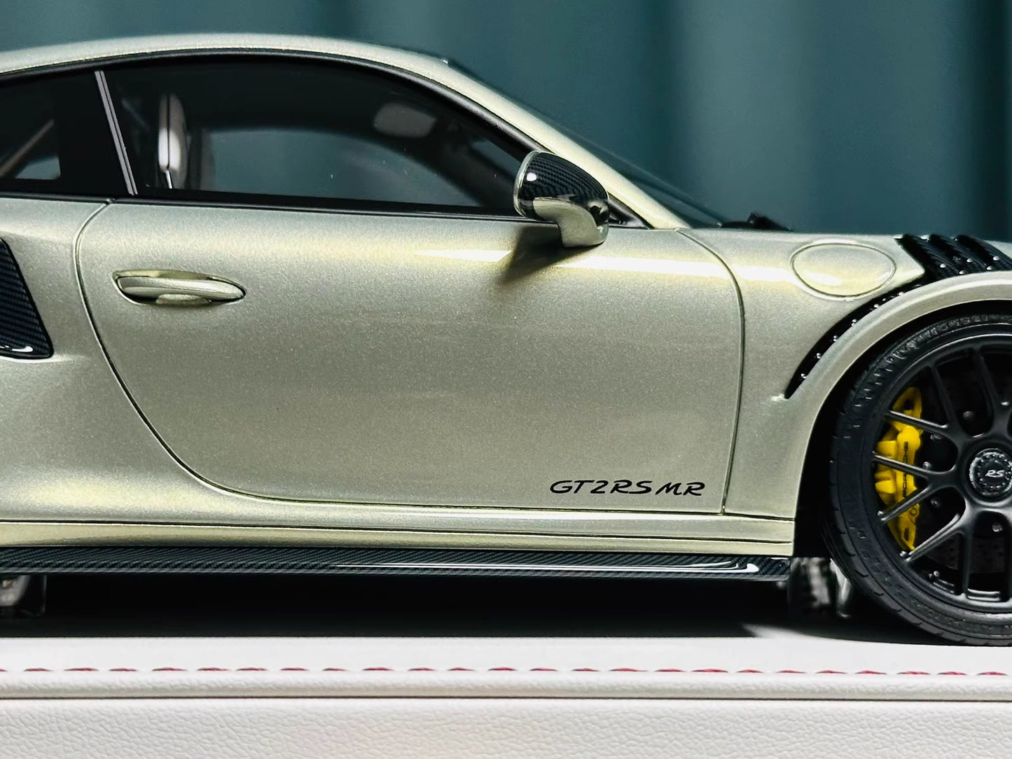 Davis & Giovanni 1/18 Porsche 911 GT2 RS MR 991 Urban Bamboo Carbon Stripe