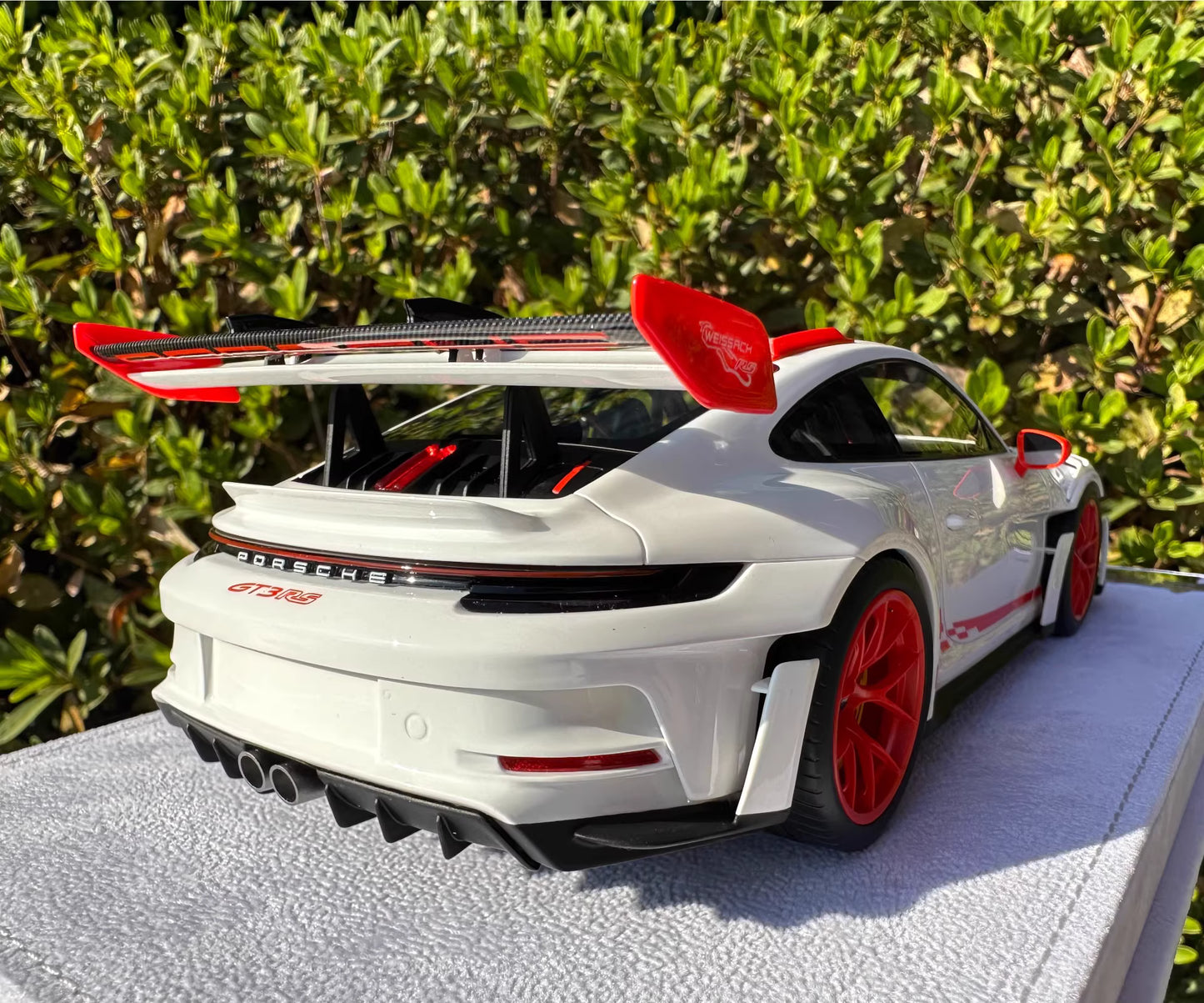 FuelMe 1/18 Porsche 911 GT3 RS (992) White / Red Resin Model