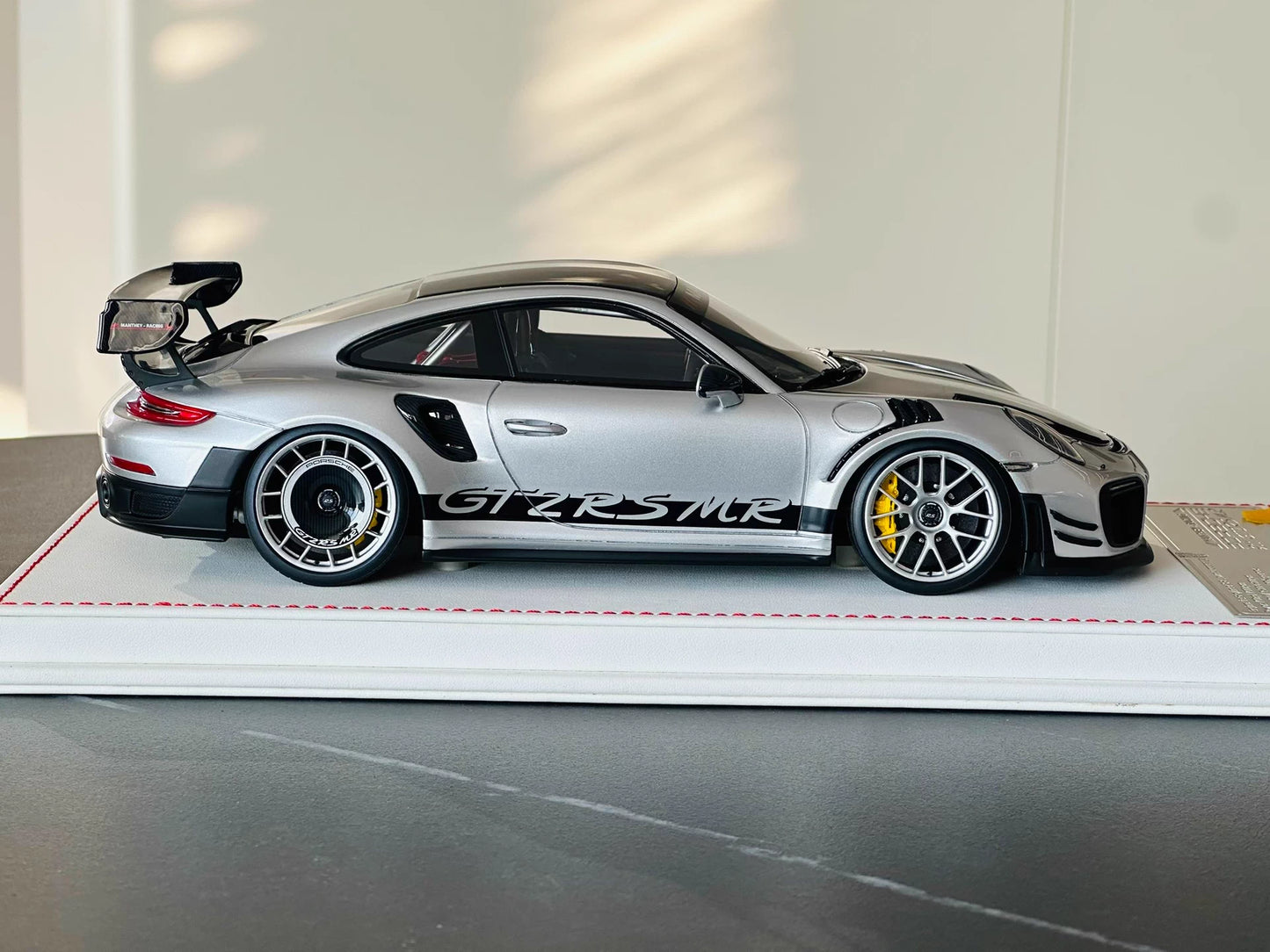 Davis & Giovanni 1/18 Porsche 911 GT2 RS MR 991 GT Silver Weissach Silver Wheels