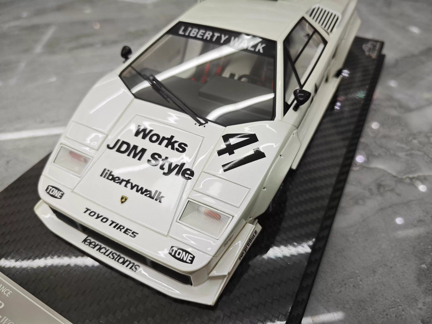 VIP 1/18 Lamborghini Countach LB Widebody White Resin Model with Display Case