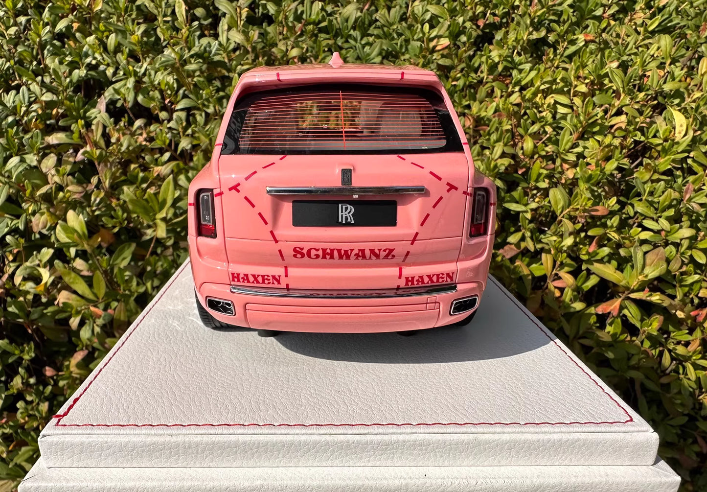 NCM 1/18 Rolls-Royce Cullinan “Pink Pig” Livery Resin Model