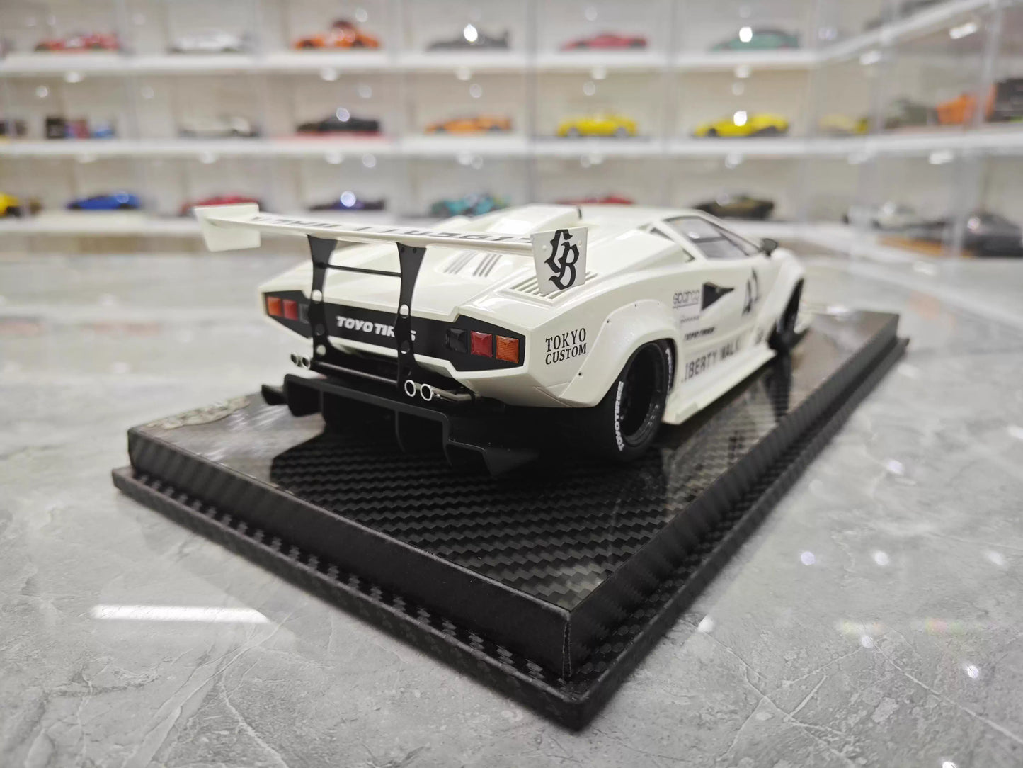 VIP 1/18 Lamborghini Countach LB Widebody White Resin Model with Display Case