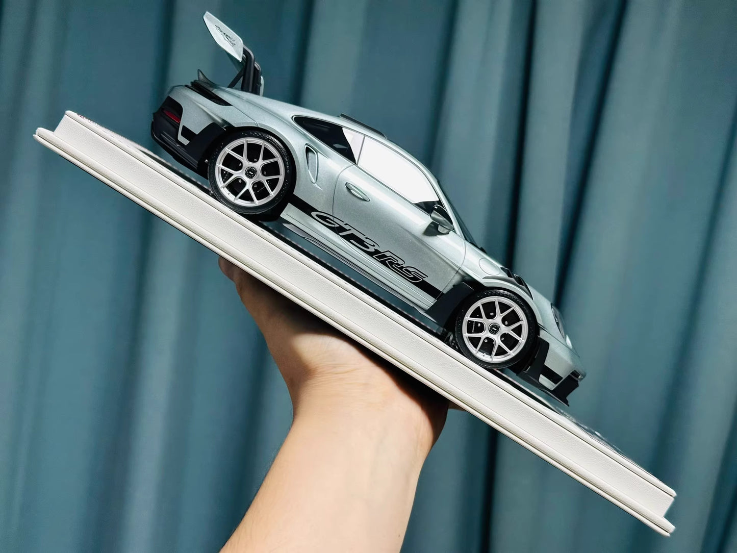 Davis & Giovanni 1/18 Porsche 911 GT3 RS 992.1 PTS Metallic Grey Green | LE 6