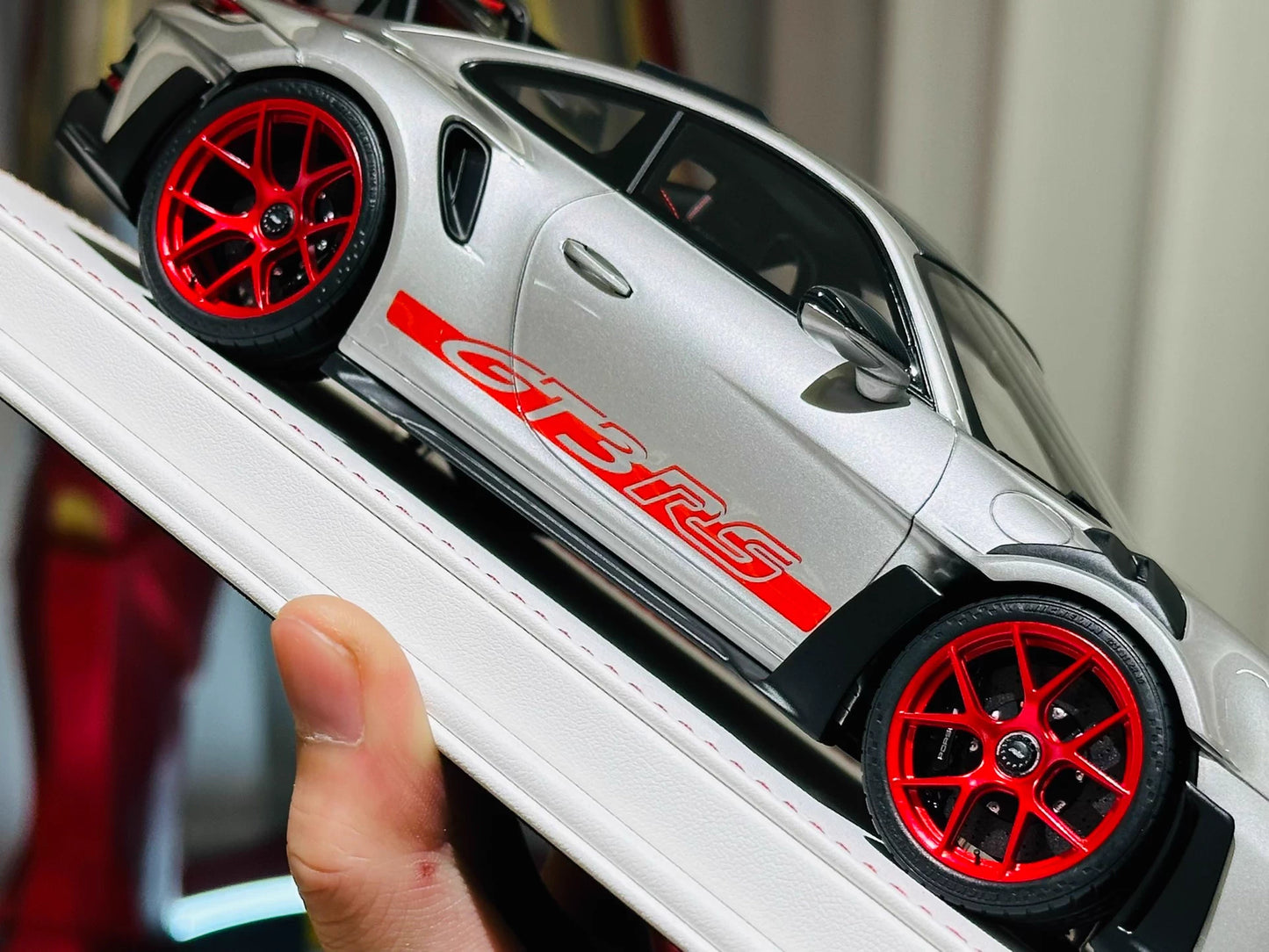 Davis & Giovanni 1/18 Porsche 911 GT3 RS 992.1 GT Silver Red Wheels Weissach