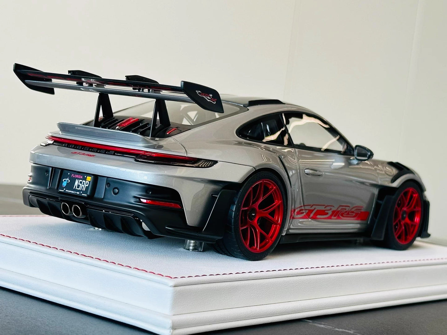 Davis & Giovanni 1/18 Porsche 911 GT3 RS 992.1 GT Silver Red Wheels Weissach