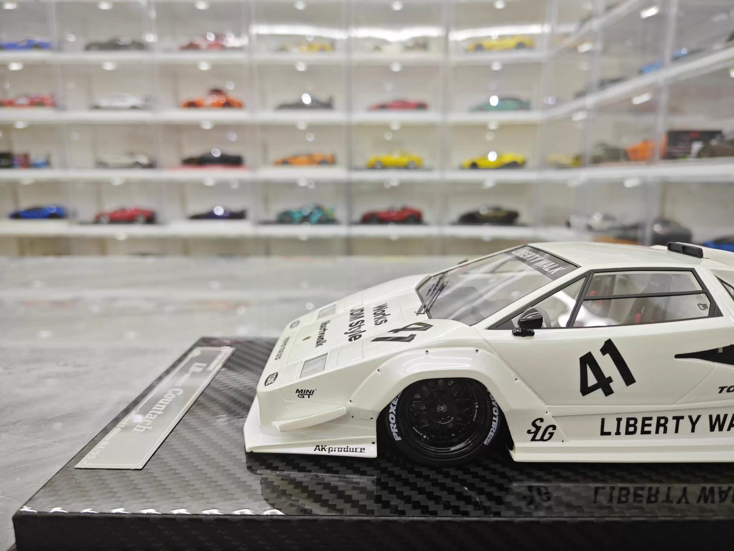 VIP 1/18 Lamborghini Countach LB Widebody White Resin Model with Display Case