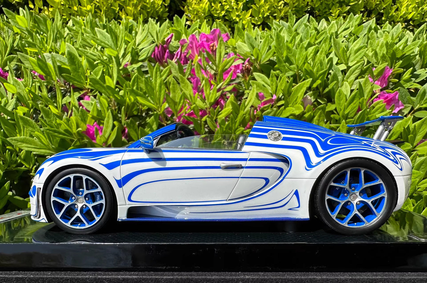 HH 1/18 Bugatti Veyron Ceramic Dragon Livery Blue/White Resin Model