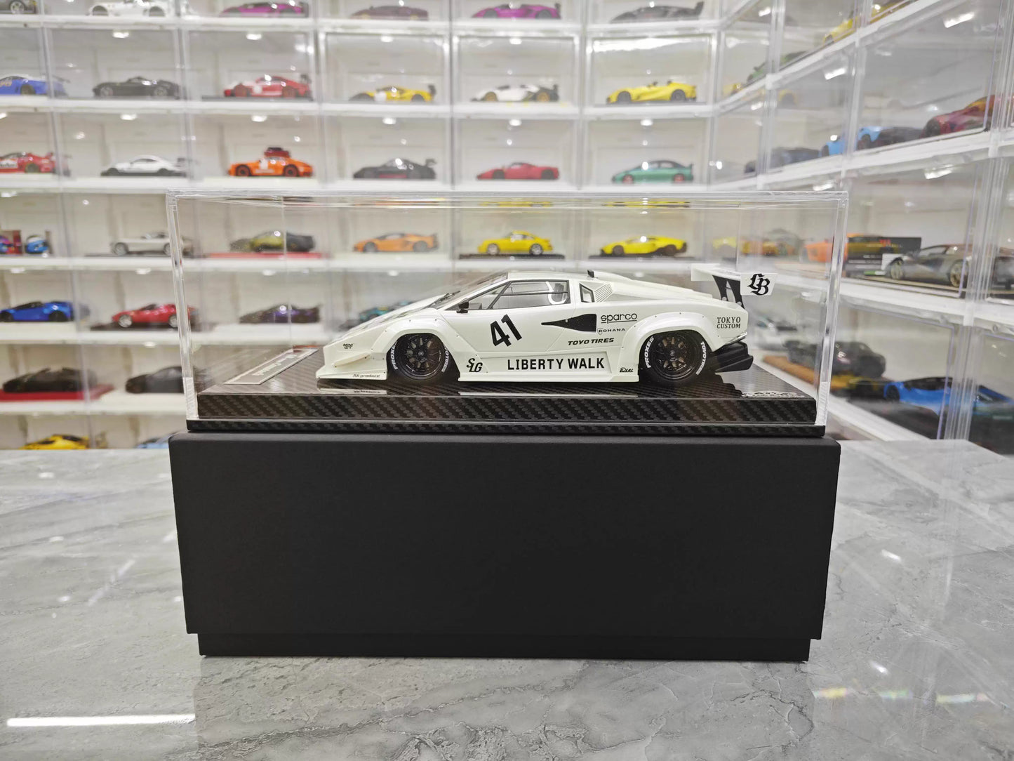 VIP 1/18 Lamborghini Countach LB Widebody White Resin Model with Display Case