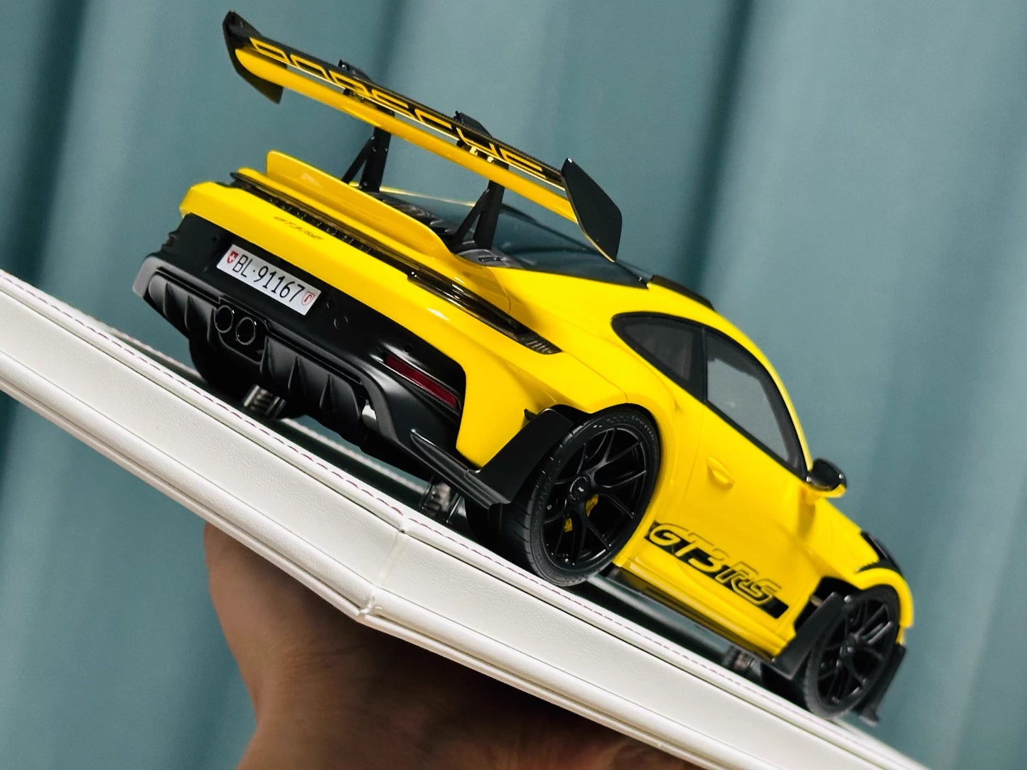 Davis & Giovanni 1/18 Porsche 911 GT3 RS 992.1 Racing Yellow Carbon