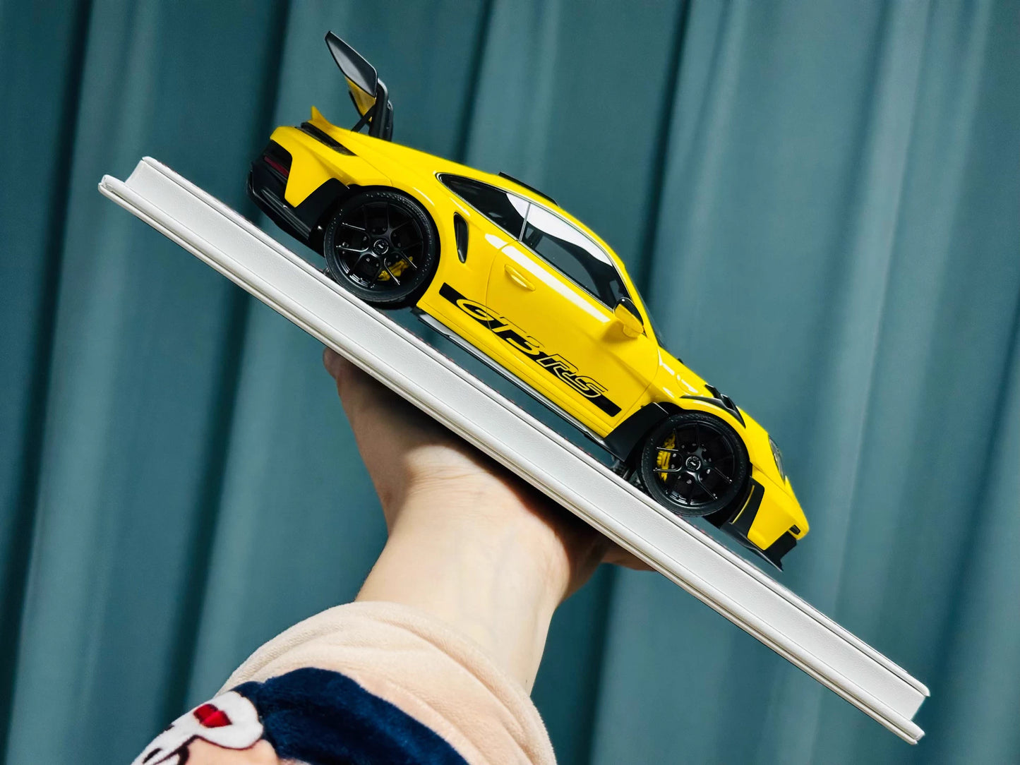 Davis & Giovanni 1/18 Porsche 911 GT3 RS 992.1 Racing Yellow Carbon