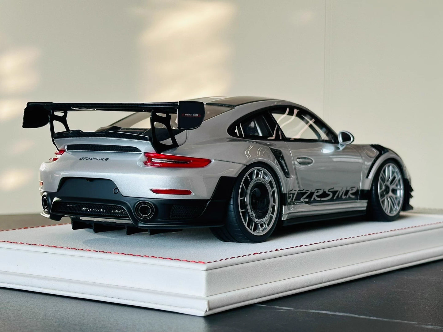 Davis & Giovanni 1/18 Porsche 911 GT2 RS MR 991 GT Silver Weissach Silver Wheels