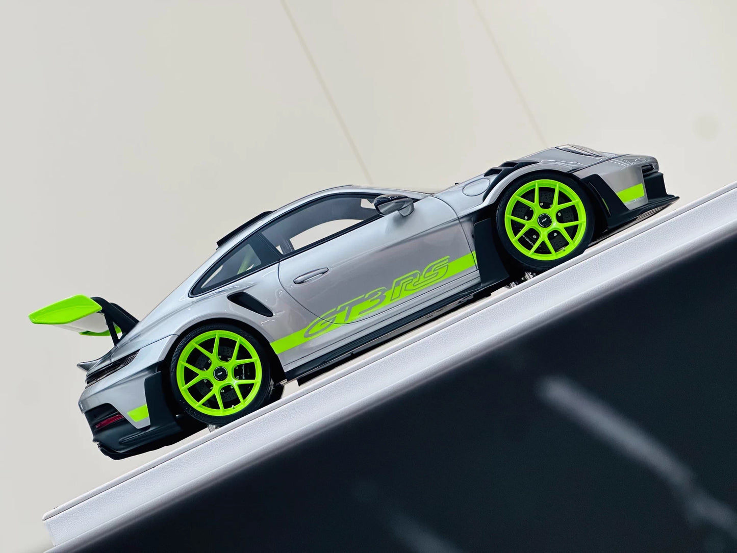 Davis & Giovanni 1/18 Porsche 911 GT3 RS 992.1 GT Silver Acid Green Wheels
