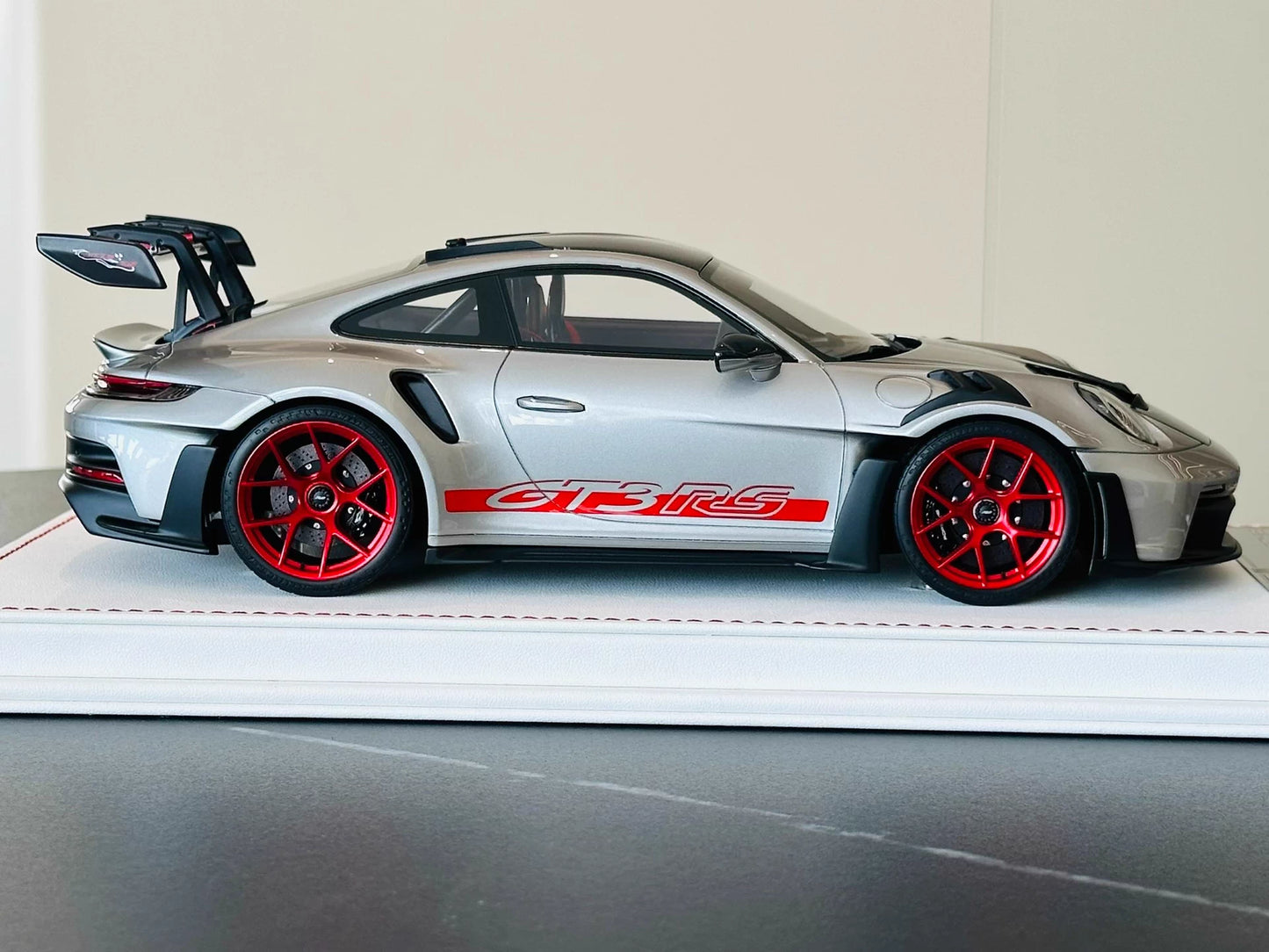 Davis & Giovanni 1/18 Porsche 911 GT3 RS 992.1 GT Silver Red Wheels Weissach