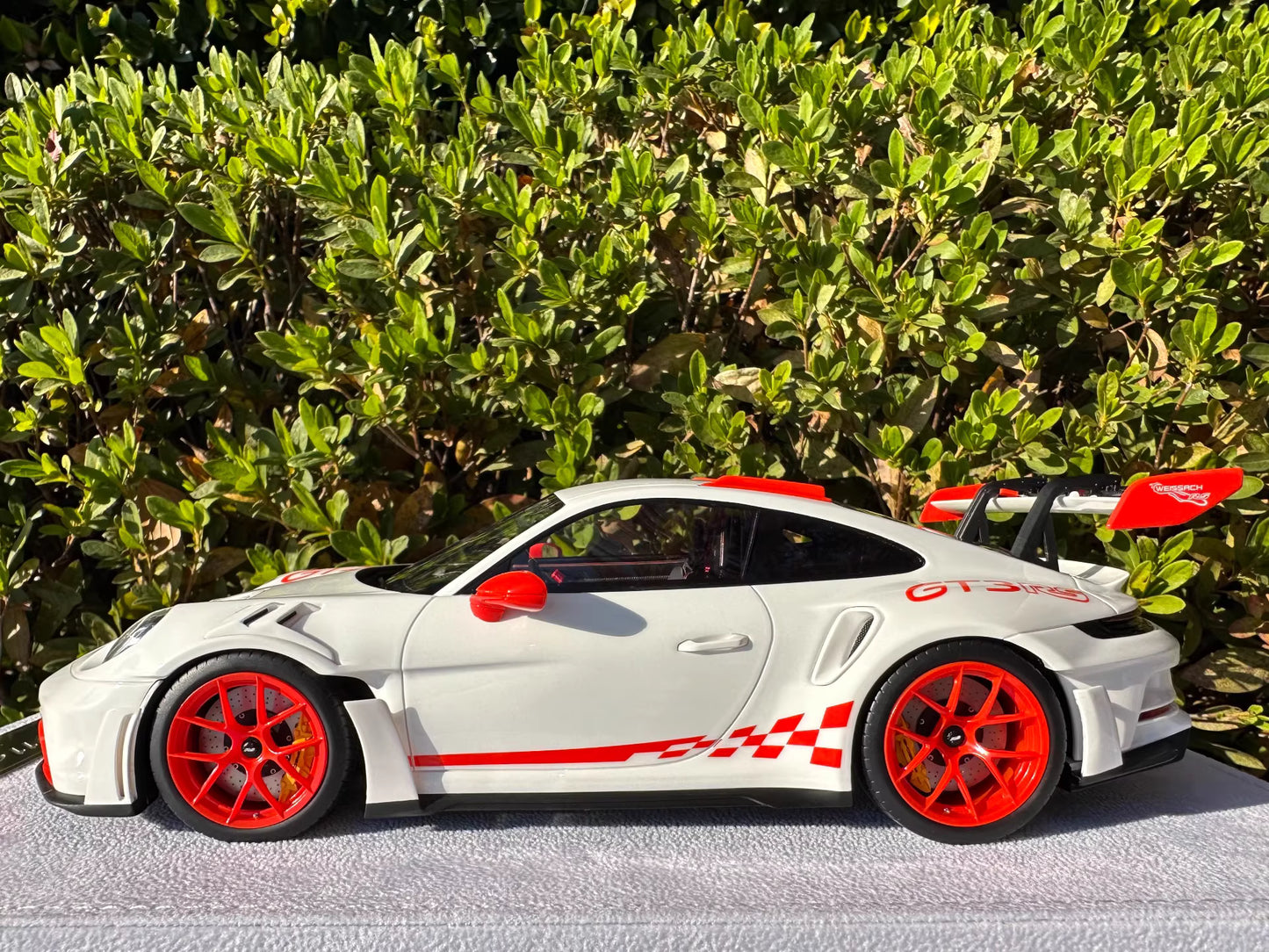 FuelMe 1/18 Porsche 911 GT3 RS (992) White / Red Resin Model