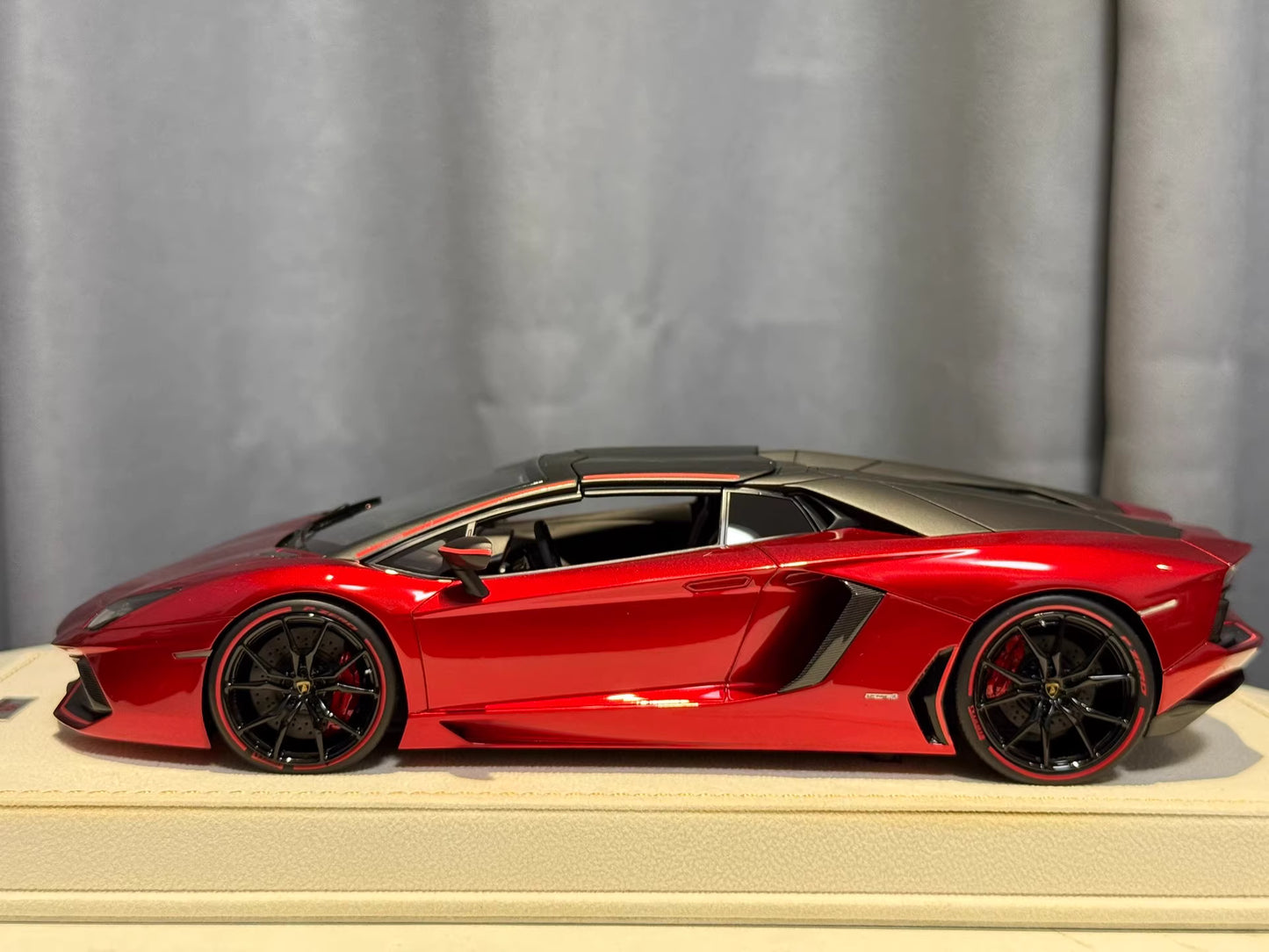 MR Collection Models 1/18 Lamborghini Aventador LP700-4 Roadster · Metallic Red