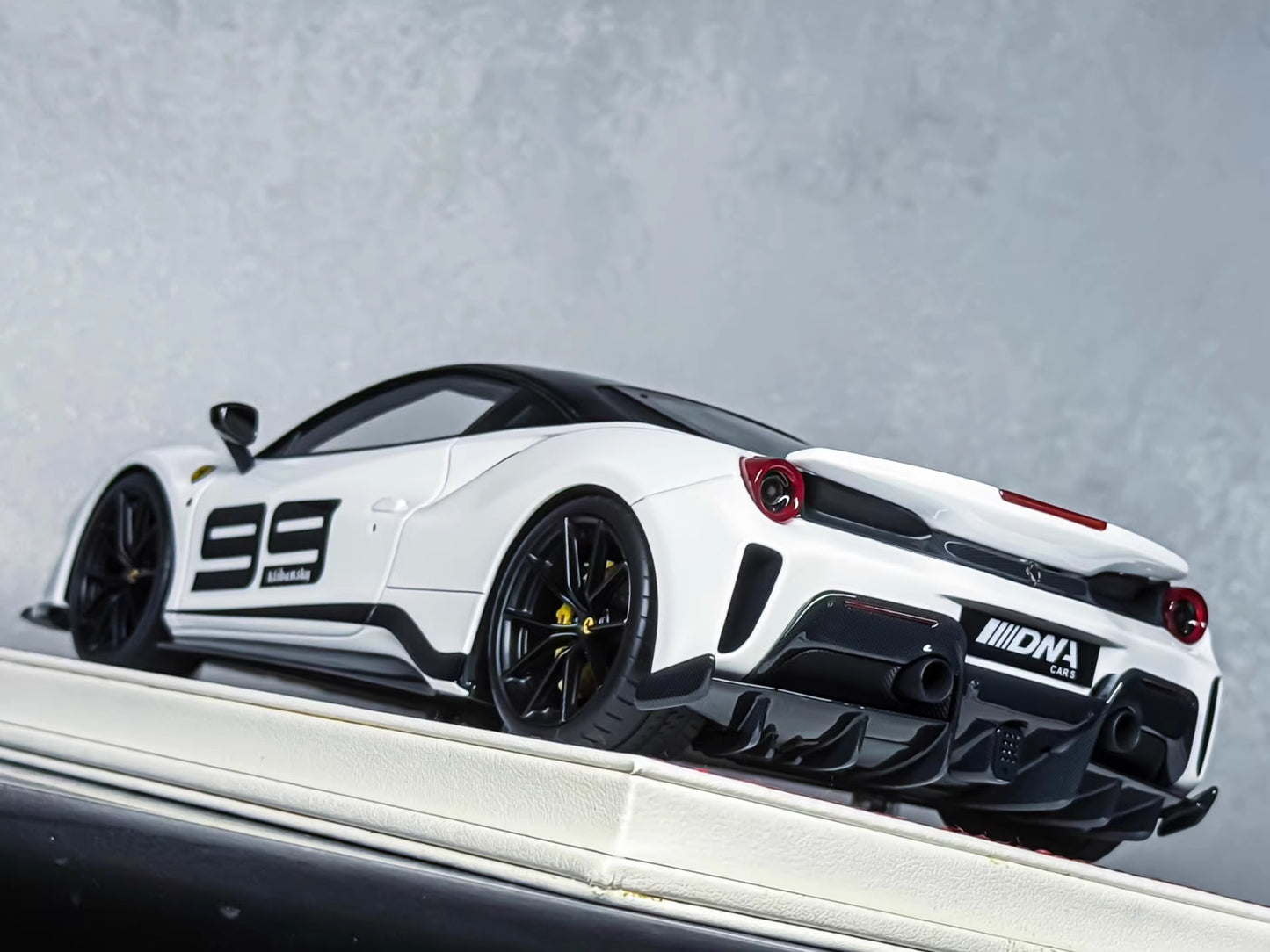 Davis & Giovanni 1/18 Ferrari 488 Pista Artist Edition No.99 White/Black Limited 30