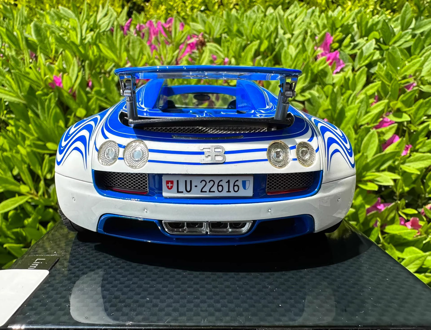 HH 1/18 Bugatti Veyron Ceramic Dragon Livery Blue/White Resin Model