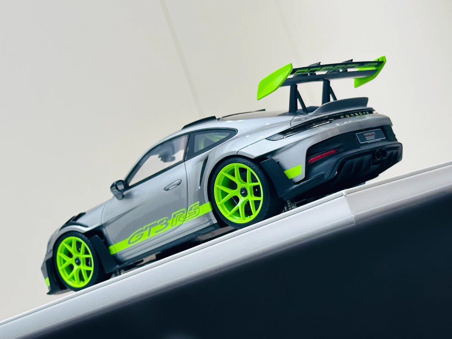 Davis & Giovanni 1/18 Porsche 911 GT3 RS 992.1 GT Silver Acid Green Wheels